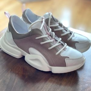 Woman genuine leather sneakers. Size 7